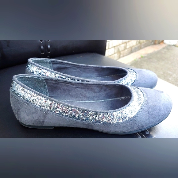 SO Shoes - ✨Elegant✨SO Grey Faux Suede & Sequin Flats 7M